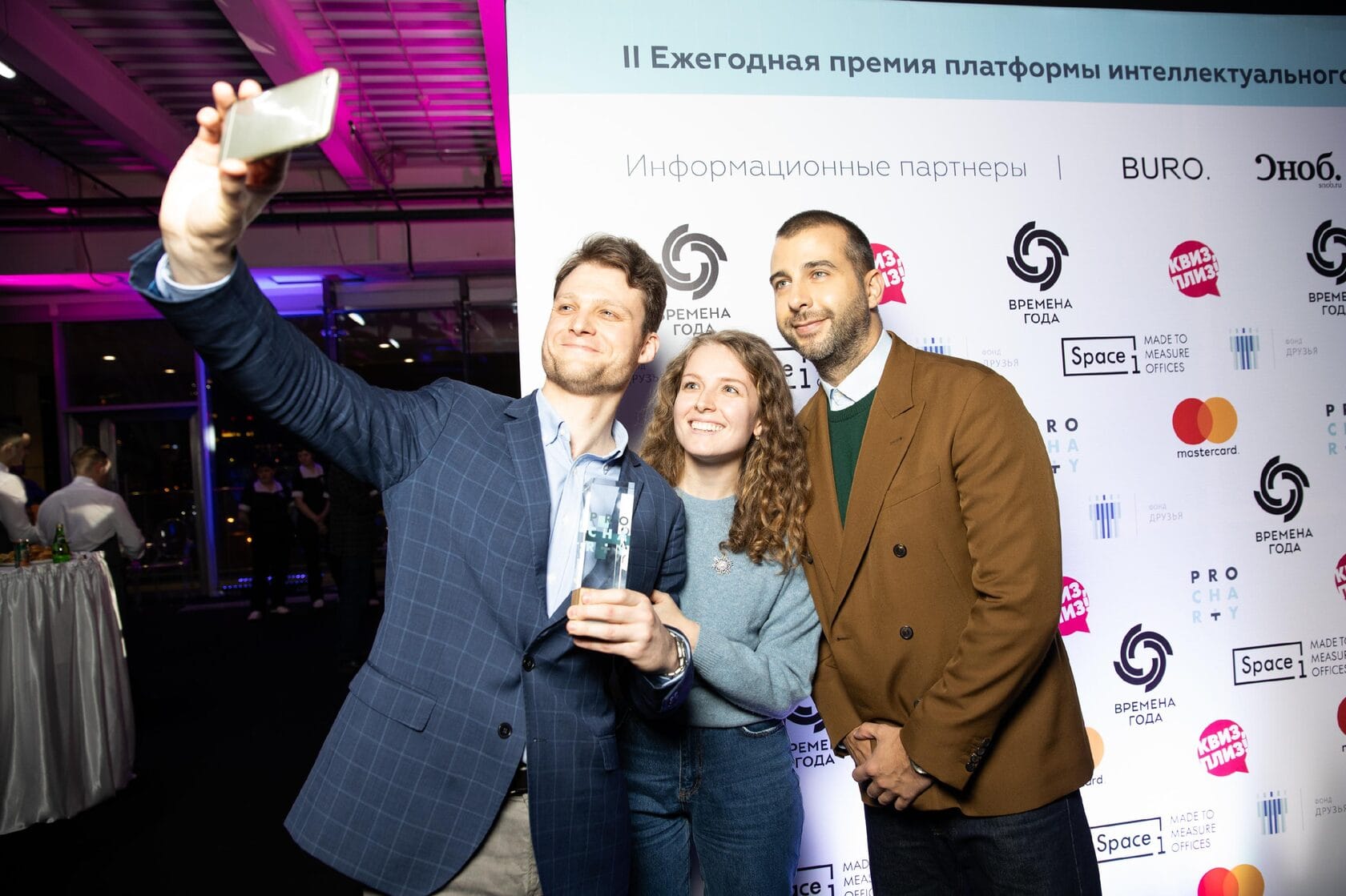Участники обсуждают ответ за столом